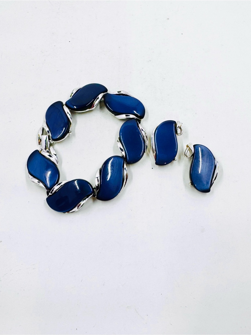 LISNER Vintage Blue Moonglow Lucite Thermoset Bracelet & Clip On Earrings Set